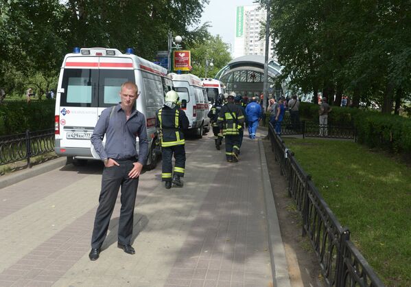 Evacuación de los heridos en el accidente en el metro de Moscú - Sputnik Mundo