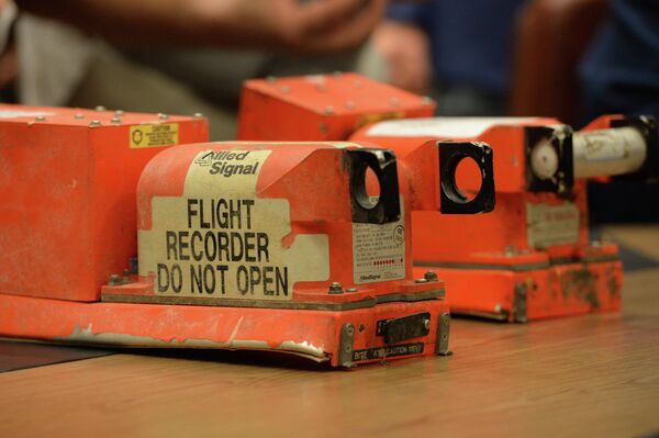 Primeros datos de las cajas negras confirman que un misil abatió al Boeing malasio - Sputnik Mundo