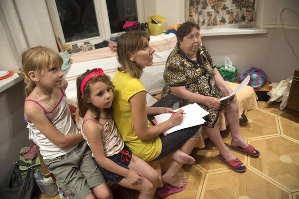 Unos 15.000 refugiados ucranianos son trasladados a centros de acogida rusos - Sputnik Mundo