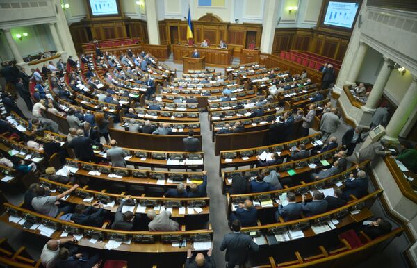 Poroshenko puede tomar la decisión de disolver el Parlamento - Sputnik Mundo