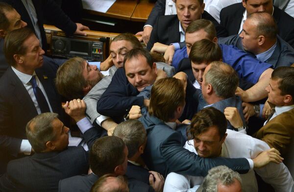 Ucrania se está sumiendo en una guerra política total tras el colapso de la coalición parlamentaria Opción Europea - Sputnik Mundo
