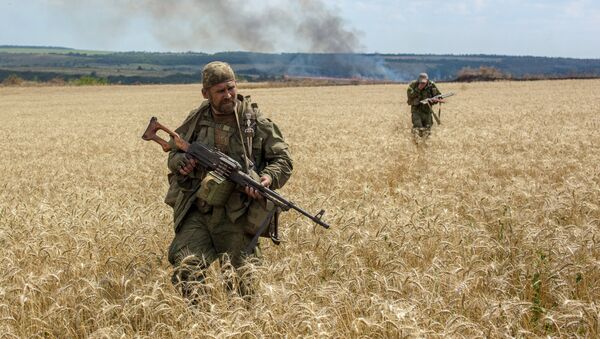Milicianos durante una batalla en Donbás - Sputnik Mundo