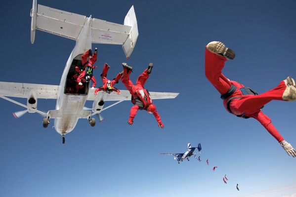 Paracaidistas, profesionales y amantes de los deportes extremos - Sputnik Mundo