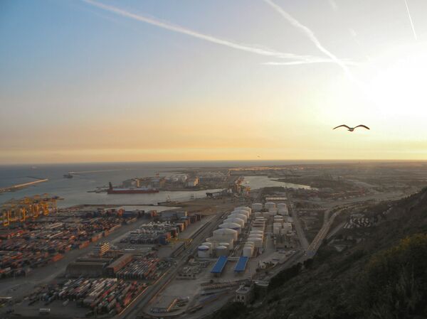 El puerto de Barcelona quiere controlar los barco-hoteles ilegales - Sputnik Mundo
