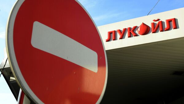 La rusa LUKOIL denuncia el bloqueo de sus gasolineras en Ucrania - Sputnik Mundo