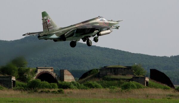 Avión de asalto Su-25 SM durante vuelos de instrucción y entrenamiento en la base aérea Chernígovka, en la región de Primorie. - Sputnik Mundo