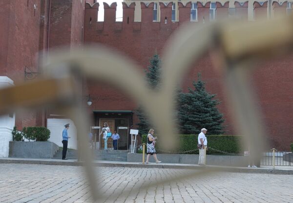 Turistas celebran la apertura de la Torre de San Salvador del Kremlin de Moscú - Sputnik Mundo