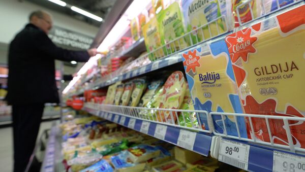 Productores lácteos del Báltico exigirán más ayuda financiera ante restricciones rusas - Sputnik Mundo