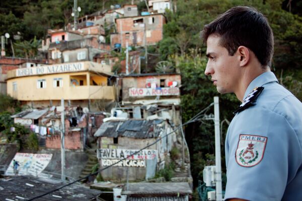 El capitán Marcio Rocha, comandante de la UPP de la favela de Santa Marta (Río de Janeiro) observa la barriada. - Sputnik Mundo