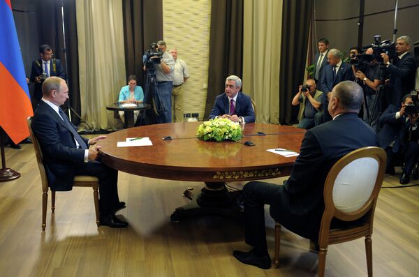 Presidente de Armenia, Serzh Sargsyan, presidente de Rusia, Vladímir Putin y presidente de Azerbaiyán, Iljam Alíev - Sputnik Mundo