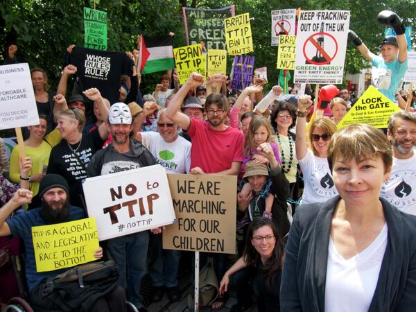 Caroline Lucas, diputada del Partido Verde de Inglaterra y Gales (en primer plano a la derecha) - Sputnik Mundo