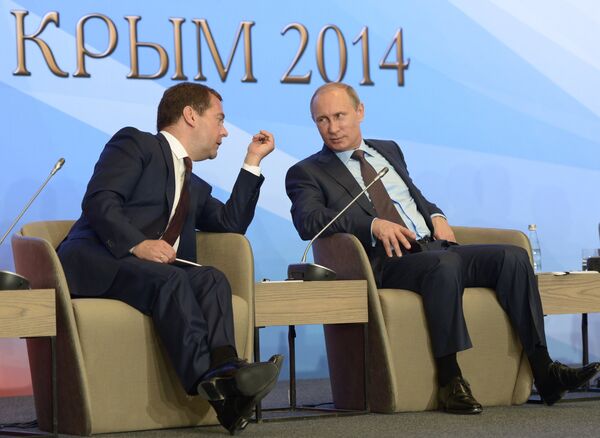 Dmitri Medvédev, primer ministro de Rusia, y Vladímir Putin, presidente de Rusia - Sputnik Mundo