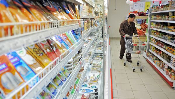 Serbia lucha contra la reexportación de alimentos prohibidos a Rusia - Sputnik Mundo