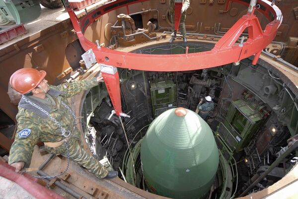 Militares rusos ensayarán un robot que vigilará silos de lanzamiento de misiles - Sputnik Mundo