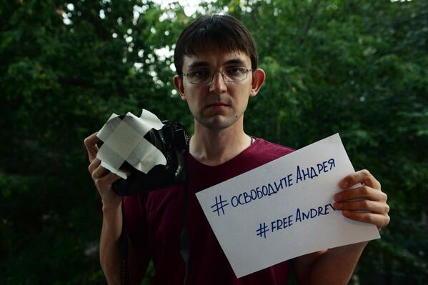 #freeAndrew: Campaña Ciega tu cámara en apoyo a Andréi Stenin - Sputnik Mundo