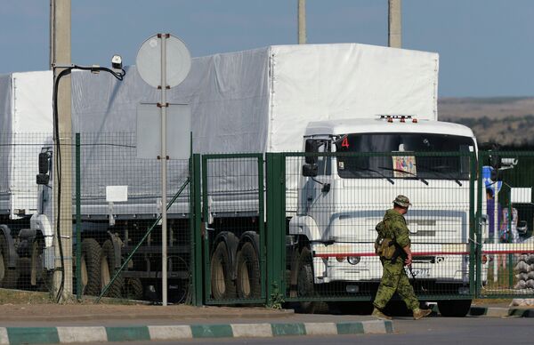 Uno de 280 camiones blancos Kamaz del convoy humanitario ruso - Sputnik Mundo