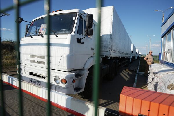 Primeros camiones del convoy humanitario ruso vuelven de Ucrania - Sputnik Mundo