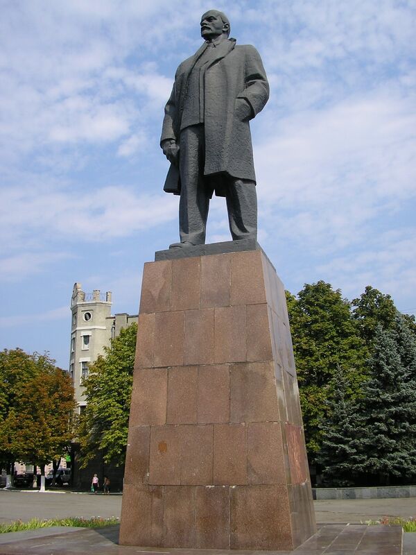 Derriban otro monumento a Lenin en Ucrania - Sputnik Mundo