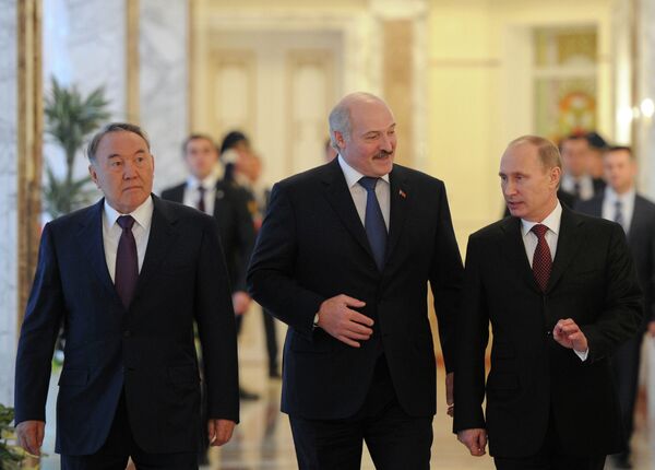 Nursultan Nazarbayev, Alexander Lukashenko y Vladimir Putin en Bielorrusia (Archivo) - Sputnik Mundo
