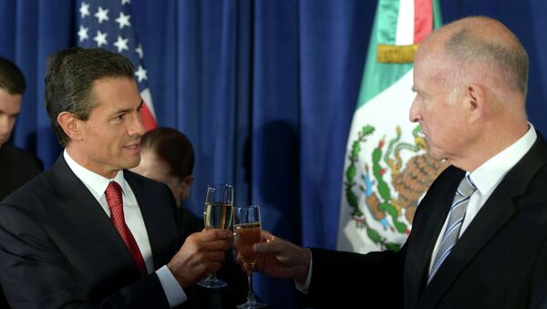 Presidente de México, Enrique Peña y gobernador de California, Edmund G. Brown - Sputnik Mundo