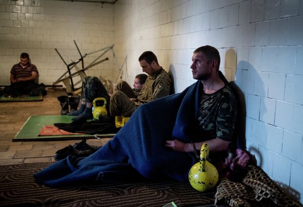 Otro centenar de militares ucranianos se entregan a las milicias de Donbás - Sputnik Mundo