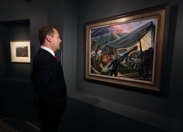 Dmitri Medvédev en la exposición “Mira a los ojos de la guerra” - Sputnik Mundo