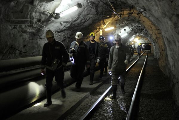 Más de 170 mineros atrapados en una mina de Donbás por los bombardeos - Sputnik Mundo