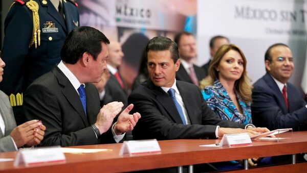 Presidente de México Enrique Peña, el secretario de Gobernación (Interior), Miguel Osorio y su esposa Angélica Rivera - Sputnik Mundo