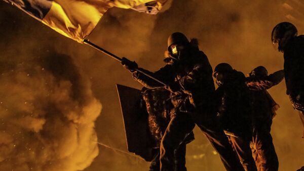 Partidarios de la integración de Ucrania en Europa participan en los disturbios contra las divisiones de la policía en el centro de Kiev. 2014 - Sputnik Mundo