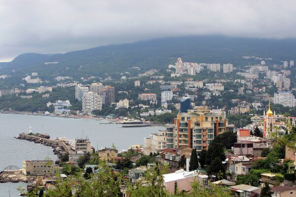 Crucero griego llega al puerto marítimo de Yalta sin hacer caso de las sanciones - Sputnik Mundo