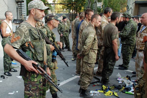 Militares ucranianos y milicianos de Donetsk canjean a los prisioneros - Sputnik Mundo