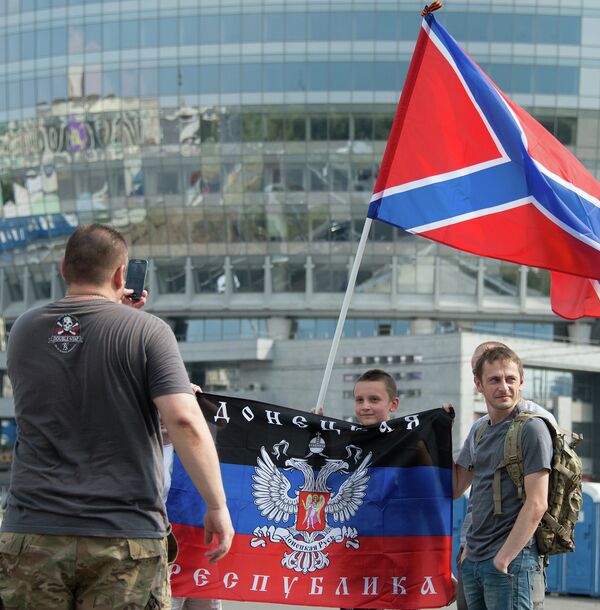 Partidarios de la independencia de la República Popular de Donetsk (RPD) - Sputnik Mundo