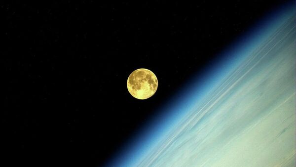 La Luna (la foto hecha desde la Estación Espacial Internacional por el cosmonauta ruso, Oleg Artemiev) - Sputnik Mundo