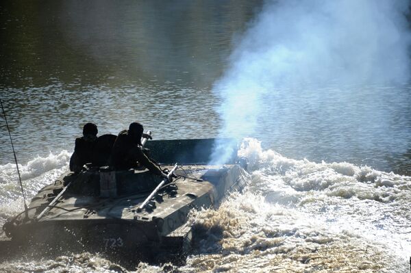 Maniobras acuáticas de tropas motorizadas en la región de Transbaikal - Sputnik Mundo