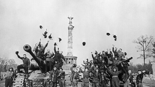 Soldados soviéticos en Berlín, 9 de mayo 1945 - Sputnik Mundo
