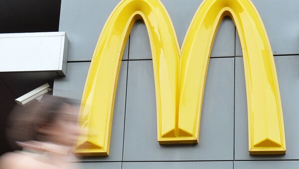 Un tribunal ruso multa a McDonald's por infracciones alimentarias - Sputnik Mundo