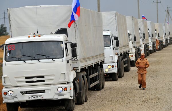 Un convoy de 70 camiones con carga humanitaria comienza su recorrido por Ucrania - Sputnik Mundo