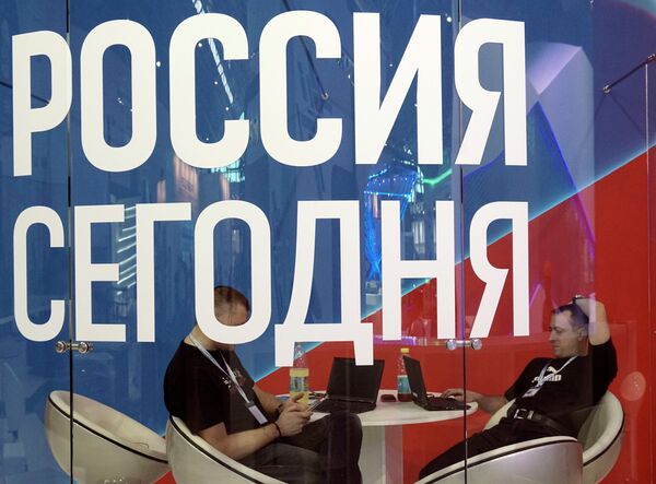 Стенд международного информационного агентства Россия сегодня - Sputnik Mundo