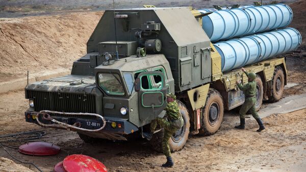 Rusia pone en servicio dos nuevas divisiones de defensa antiaérea en el Distrito Central - Sputnik Mundo