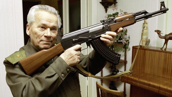 Mikhail Kalashnikov con un AK-47 - Sputnik Mundo