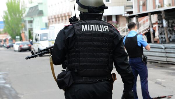 La policía llama a los habitantes de Kiev a integrar las unidades de voluntarios - Sputnik Mundo