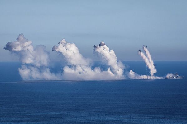 Buques de la Flota rusa del Pacífico combaten al ‘enemigo’ durante maniobras - Sputnik Mundo
