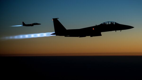 Los aviones estadounidenses F-15E Strike Eagle durante la misión en Siria (archivo) - Sputnik Mundo