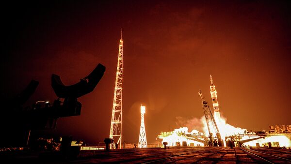La nave Soyuz con una batería solar cerrada se acopla automáticamente al ISS - Sputnik Mundo