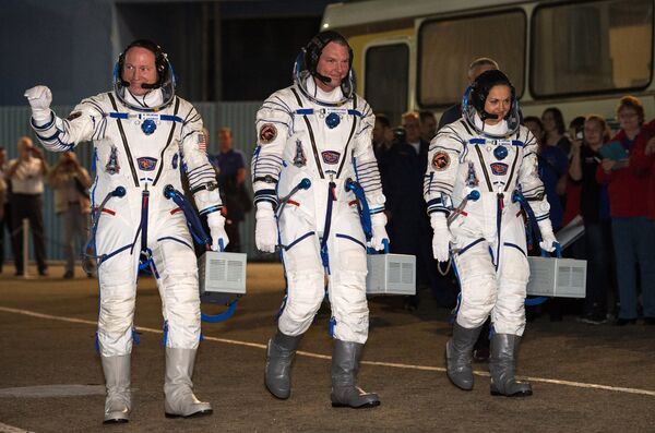 astronauta de la NASA Barry Wilmore y cosmonautas de Roscosmos Alexandr Samokutáev y Elena Serova - Sputnik Mundo
