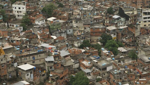 Periodistas expulsados a tiros por narcotraficantes de la mayor favela de Río de Janeiro - Sputnik Mundo