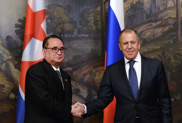 Ministro de Relaciones Exteriores de Corea del Norte Ri Su-yong y ministro de Asuntos Exteriores de Rusia, Serguéi Lavrov - Sputnik Mundo