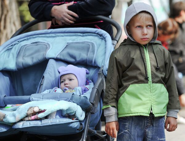 Más de 35.000 refugiados ucranianos permanecen en centros de acogida temporal en Rusia - Sputnik Mundo