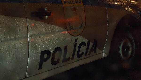 Un vídeo capta el momento en que un policía dispara a una joven inocente en Río de Janeiro - Sputnik Mundo