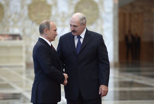 Vladímir Putin, presidente de Rusia, y Alexandr Lukashenko, presidente bielorruso - Sputnik Mundo